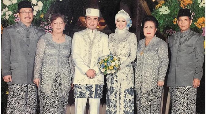 Sahrul Gunawan dan Indriani Hadi saat menikah pada 2007 silam.  (Instagram/@indrie_h)