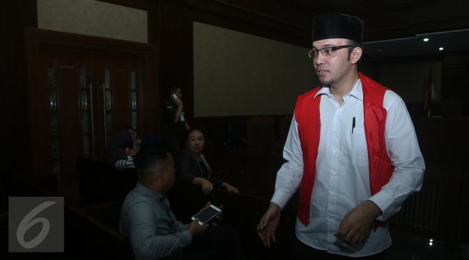Tersangka Sandy Tumiwa memasuki ruang sidang di Pengadilan Jakarta Pusat, Selasa (1/3/2016). Sidang kasus penipuan digelar dengan agenda kesaksian Annisa Bahar. (Liputan6.com/Herman Zakharia)