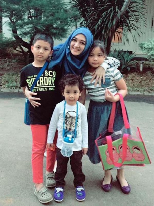 Indriani Hadi dan ketiga anaknya (Instagram/@indrie_h)