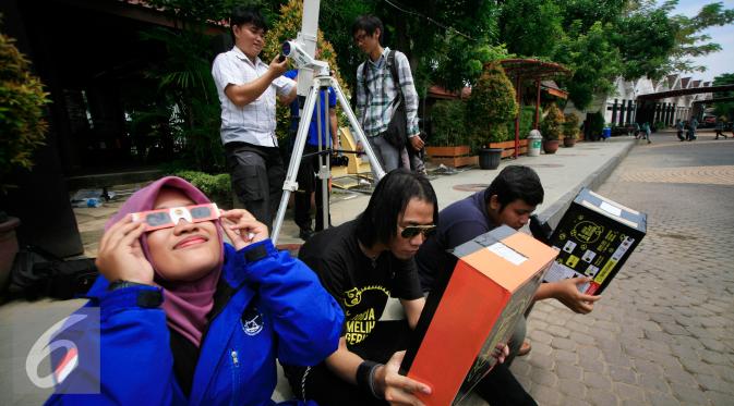 Sejumlah mahasiswa mencoba peralatan  yang akan di gunakan untuk mengamati gerhana matahari di taman Pintar Yogyakarta, (2/3). Kawasan Tugu menjadi salah satu tempat pengamatan gerhana matahari pada 9 Maret 2016. (Liputan6.com/Boy Harjanto)