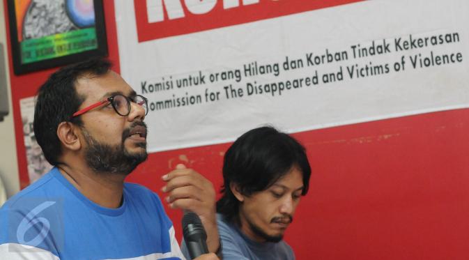 Koordinator KontraS, Haris Azhar (kiri) memberikan penyataan di kantor KontraS, Jakarta, Rabu (2/3/2016). KontraS beserta keluarga korban pelanggaran HAM masa lalu mendesak pencopotan Jaksa Agung. (Liputan6.com/Helmi Fithriansyah)