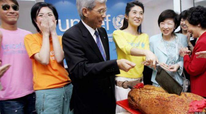 Di China, setiap orang memiliki giliran untuk mencoba memotong daging babi panggang menjadi 2 bagian.(BBC.com)