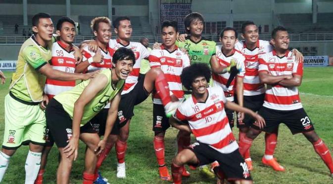 Kegembiraan skuat Madura United usai mengalahkan Sriwijaya FC 2-1 di laga kedua Piala Gubernur Kaltim, Rabu (2/3/2016). (Bola.com/Robby Firly)