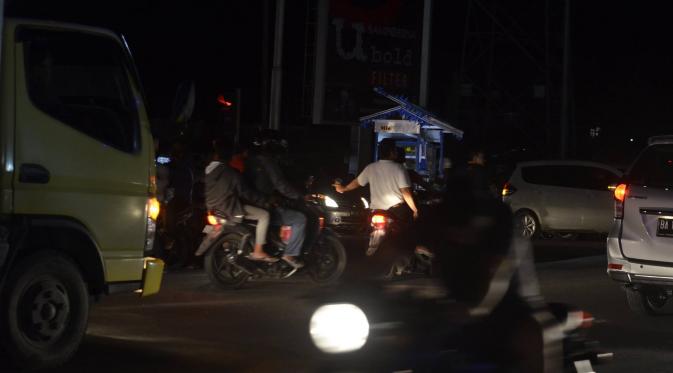 Suasana kemacetan di kawasan By Pass, Kota Padang, Sumatera Barat, usai gempa di Mentawai, Rabu (2/3/2016) malam. (Yurnaldi)