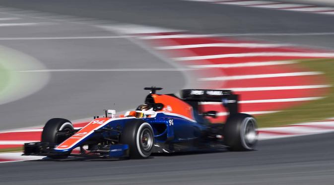 Pebalap Manor Racing, Pascal Werlein beraksi dengan catatan waktu 1m27,064s dari 79 lap pada sesi kedua tes pramusim di Sirkuit Catalunya, Barcelona, Rabu (2/3/2016). Malam WIB. (AFP/Josep Lago)