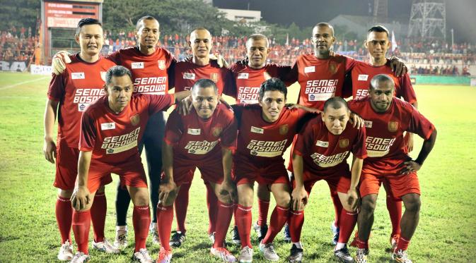 Skuat PSM Makassar Liga Indonesia 1999/2000 saat mengikuti pertandingan reuni dalam acara 100 tahun PSM Makassar, Novermber 2015. (Bola.com/Abdi Satria)