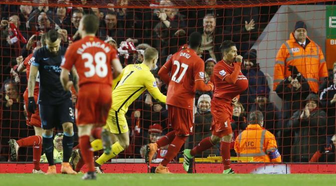 Pemain Liverpool, Roberto Firmino merayakan golnya kegawang Manchester City pada lanjutan Liga Inggris pekan ke-28 di Stadion Anfield, Liverpool, Kamis (3/3/2016) dini hari WIB.  (Reuters / Lee Smith)