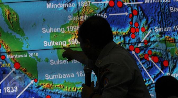 Kepala Pusat Data Informasi dan Humas BNPB, Sutopo Purwo Nugroho memberikan keterangan terkait gempa di perairan Mentawai di Kantor BNPB, Jakarta (Liputan6.com/Faizal Fanani)