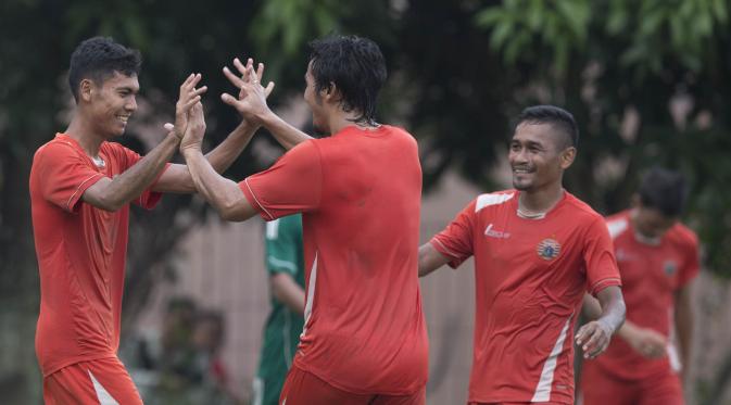 Para pemain Persija Jakarta merayakan gol yang dicetak oleh Ade Jantra ke gawang PS AD pada laga uji coba di Lapangan Villa 2000, Tangerang, Jumat (4/3/2016). (Bola.com/Vitalis Yogi Trisna)