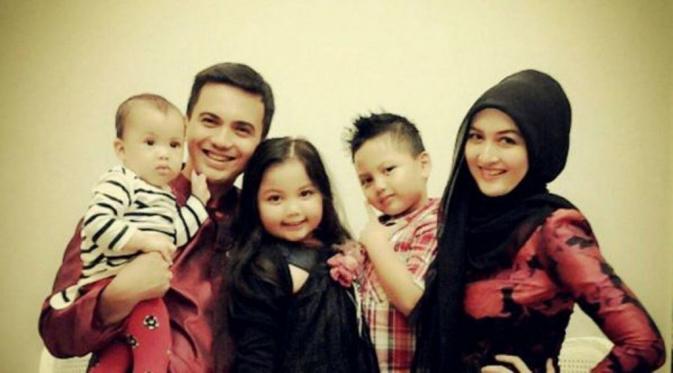 Sahrul Gunawan dan Indriani Hadi bersama ketiga anak mereka [foto: instagram/_sahrulgunawan]