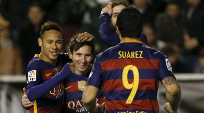 Trio lini depan Barcelona, Neymar (kiri), Lionel Messi (tengah) dan Luis Suarez, melakukan selebrasi usai menjebol jala Rayo Vallecano, di Stadion Vallecas, Jumat (4/3/2016) dini hari WIB. Tridente El Barca sudah mengoleksi 395 gol sepanjang partisipasi d