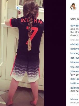 Saat Harper Seven Beckham menggunakan jersey bernomor punggung dan nama ayahnya. (Foto: Instagram @davidbeckham)