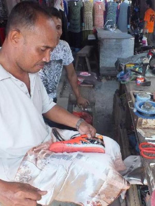 Ruslan, anggota Polsek Pidie, Aceh, kelar tugas jaga jadi tukang sol sepatu | Via: istimewa