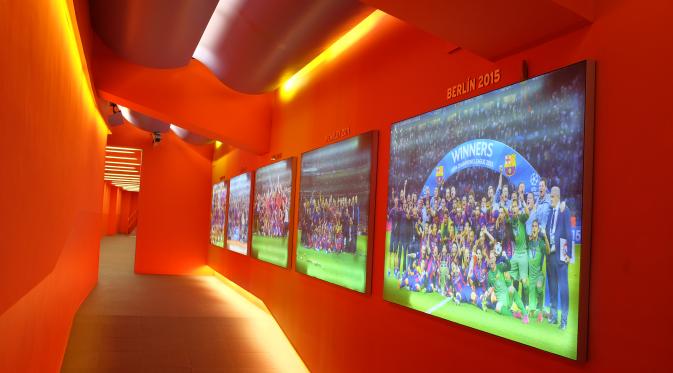 Sukses Barcelona terdokumentasi dengan apik di lorong menuju pintu masuk stadion. (Liputan6/Iskandar)