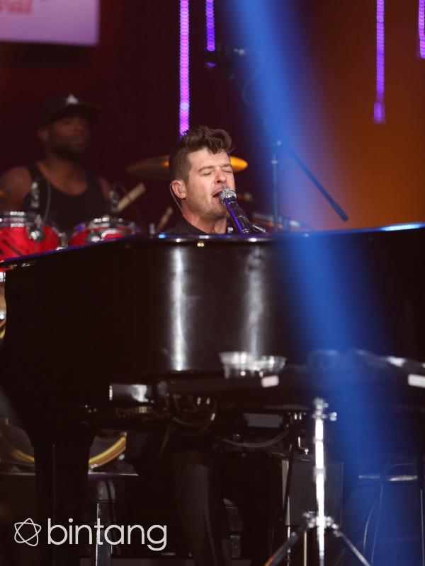 Robin Thicke memukau penonton dengan permainan piano dan suara merdu (Andy Masela/Bintang.com)