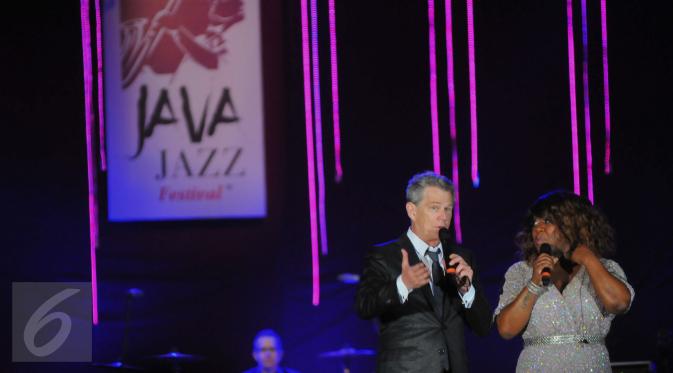 Java Jazz Stage Special perfom David Foster di JIExpo Kemayoran Jakarta, Sabtu (5/3/2016). David Foster membawakan beberapa lagu didampingi oleh artis Indonesia dan artis dari Luar Negeri. (Liputan6.com/Faisal R Syam)