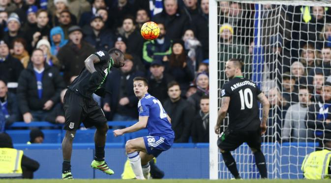 Striker Stoke City Mame Biram Diouf menjebol gawang Chelsea dalam lanjutan Liga Inggris di Stamford Bridge, Sabtu (5/3/2016). (Liputan6.ocm/Reuters / Stefan Wermuth Livepic)