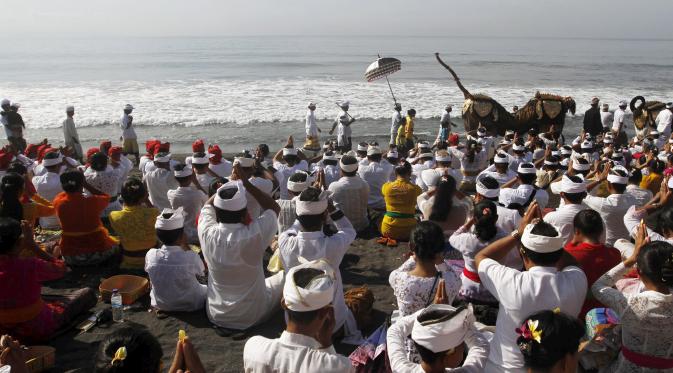 Sejumlah umat Hindu melakukan upacara Melasti jelang perayaan Nyepi di Gianyar, Bali, Minggu (6/3/2016). Upacara Melasti dilaksanakan di pinggir pantai dengan tujuan mensucikan diri dari segala perbuatan buruk pada masa lalu. (Reuters/ Roni Bintang)