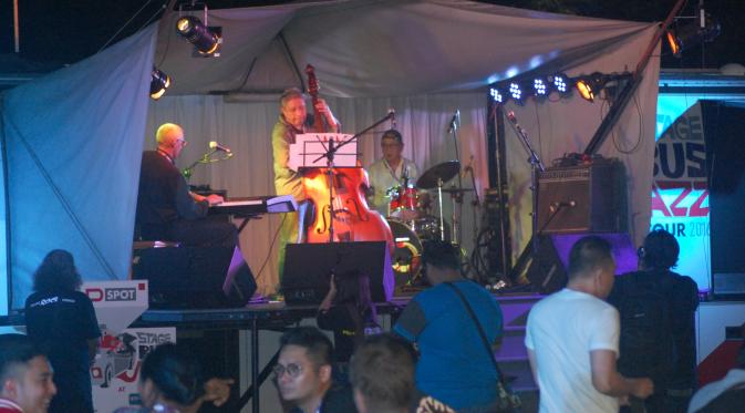 Trio musisi jazz gaek Benny Mustafa (Drum), Jeffrey Tahalele (Bass), dan pianis jazz asal Belanda Rene van Heldingen tampil di atas MLDSPOT Stage Buss Jazz. 