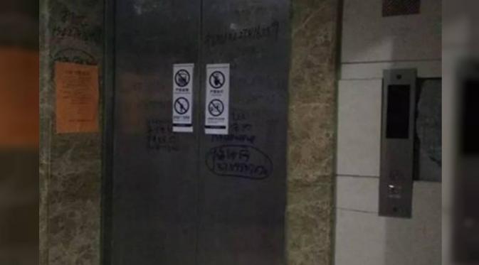 Di dalam lift mereka mengatakan bahwa banyak tanda-tanda mengerikan di dalam lift, mengenaskan sekali. (Shanghaiist)
