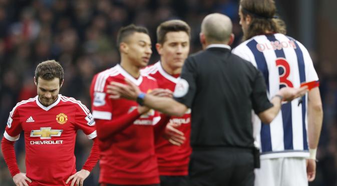 Juan Mata mendapat kartu kuning kedua.