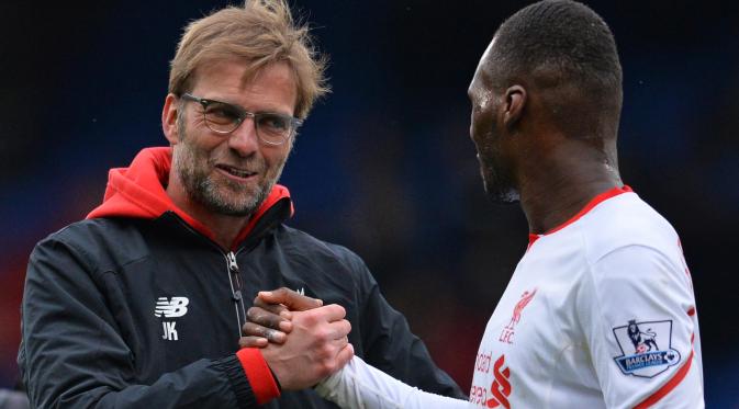 Pelatih Liverpool, Jurgen Klopp (kiri) memberikan ucapan kepada Christian Benteke usai menang atas Crystal Palace pada lanjutan liga Inggris 2015-2016 di Stadion Selhurts Park, Minggu (6/3/2016) malam WIB. (AFP/Glyn Kirk)