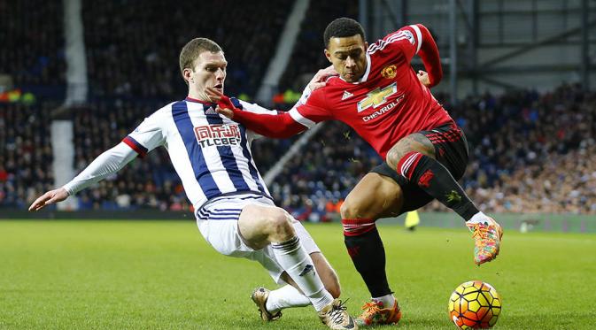 Gelandang Manchester United, Memphis Depay, berebut bola dengan gelandang West Bromwich Albion, Craig Gardner. Pekan depan MU akan menghadapi Crystal Palace, (Reuters/Darren Staples)