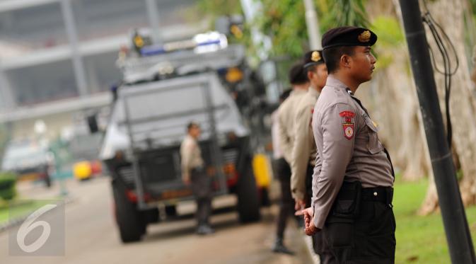 Petugas polisi berjaga di sepanjang jalan masuk menuju lokasi KTT Luar Biasa OKI di JCC, Jakarta, Senin (7/3/2016). Saat berlangsungnya KTT Luar Biasa OKI, tidak sembarang orang melintas di sekitar JCC dan kawasan GBK. (/Helmi Fithriansyah)