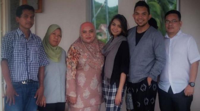 Keakraban Rina Nose dengan keluarga besar Fakhrul Razi [foto: instagram/rinanose16]