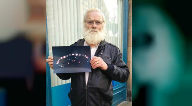 Seorang pria tua asal Perthshire, Skotlandia mengaku telah berhasil mengambil foto UFO tak jauh dari rumahnya. (dailystar.co.uk)