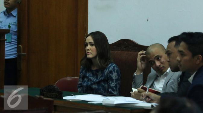 Cathy Sharon menjalani sidang cerai dengan Eka Kusuma di Pengadilan Negeri Jakarta Selatan, Senin (7/3/2016). [Foto: Herman Zakharia/Liputan6.com]