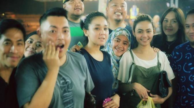 Rina Nose berpose di tengah pasar bersama kerabat Fakhrul rozi dan pengunjung pasar. (Instagram @rinanose16)