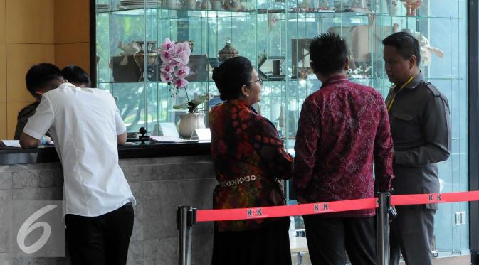 Mantan Menkes Siti Fadilah berbincang dengan kuasa hukumnya di dalam gedung KPK, Jakarta, Senin (7/3). Siti sebelumnya sudah dua kali dipanggil oleh KPK namun beliau mangkir dan sekarang baru bisa hadir memenuhi panggilan. (Liputan6.com/Helmi Afandi)