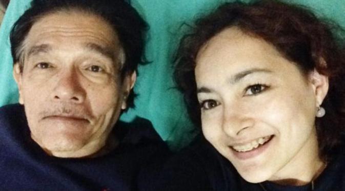 Di tengah kemelut rumah tangganya, Dewi Rezer semakin sedih tanpa sang ayah, Yotin Rezer [foro: instagram/rezerdewi]