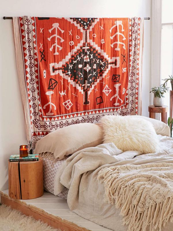 Gantungkan kain cantik di atas tempat tidurmu. (Via: urbanoutfitters.com)