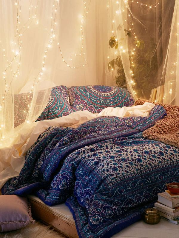 Pasang lampu tali di sekitar tempat tidurmu. (Via: urbanoutfitters.com)