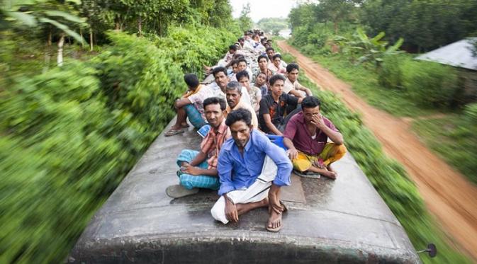 Foto Ini Ungkap Pekerjaan Berbahaya di Atas Kereta Bangladesh. Sumber : mymodernmet.com