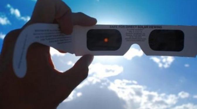 Kacamata khusus melihat gerhana matahari total 2016 | Via: istimewa