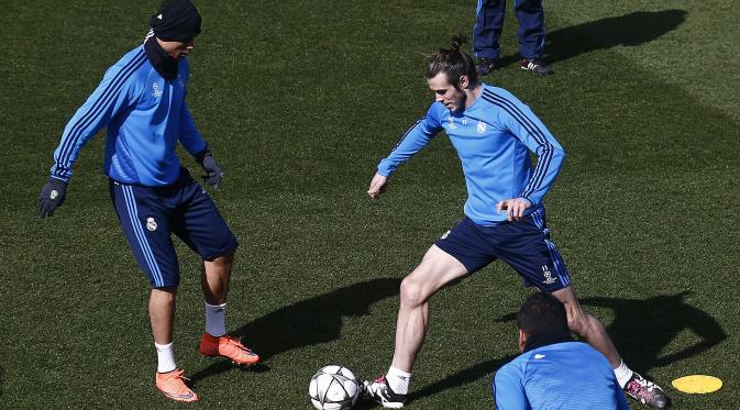 Pemain Real Madrid, Gareth Bale (kanan) melakukan akselerasi di sela-sela latihan resmi Real Madrid, Senin (7/3/2016). Los Blancos akan menjamu AS Roma pada Leg 2 Babak 16 Besar Liga Champions 2015-2016, di Stadion Santiago Bernabeu.  (Reuters/Andrea Coma