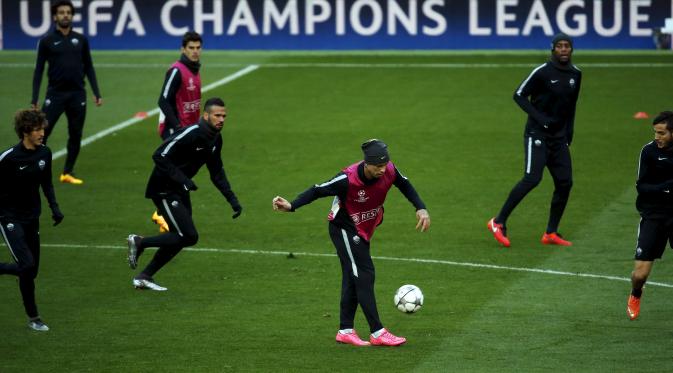 Para pemain AS Roma melakukan uji coba lapangan di Stadion Santiago Bernabeu, Senin (7/3/2016). Wakil Italia tersebut akan berlaga kontra Real Madrid, pada Leg 2 Babak 16 Besar Liga Champions 2015-2016.  (Reuters/Susana Vera)