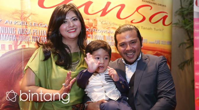 Pasangan suami istri Ramon Y Tungka dan Qory Sandioriva sedang menikmati peran mereka sebagai orangtua. (Nurwahyunan/Bintang.com)