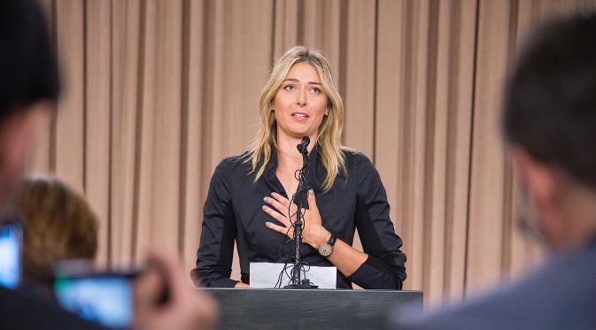 Ekspresi Maria Sharapova ketika menggelar konferensi pers di pusat kota Los Angeles, Senin (7/3). Petenis Rusia itu mengakui 10 tahun terakhir mengkonsumsi Meldonium, obat penambah stamina yang belakangan ini masuk dalam doping terlarang (ROBYN BECK/AFP)