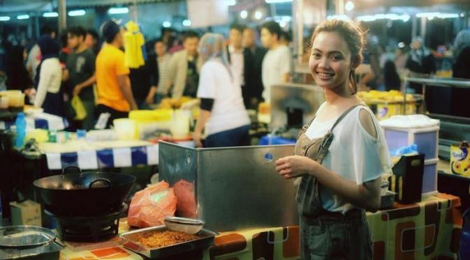 Rina Nose saat sedang berada di Pasar Malam Gadong, Bandar Seri Begawan Brunei Darussalam. (Instagram @rinanose16)