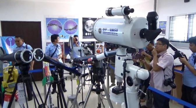 OIF Sumut menyediakan 9 teleskop yang mempunyai filter khusus untuk melihat gerhana matahari. (Liputan6.com/Reza Perdana)