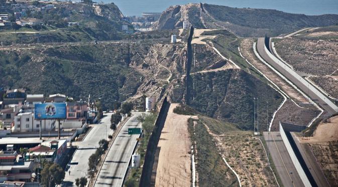 Perbatasan Tijuana, Meksiko dan San Diego, California yang dibatasi pakai pagar. (Via: dailymail.co.uk)