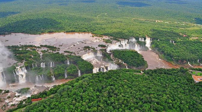 Air terjun Iguazu jadi pembatas antara Brasil dan Argentina. (Via: dailymail.co.uk)