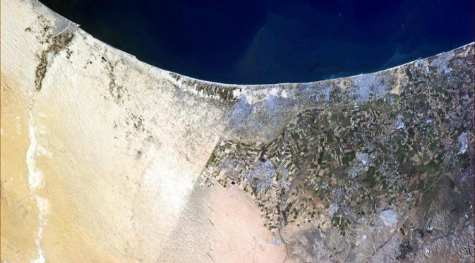 Diambil dari Stasiun Luar Angkasa Internasional, inilah batas antara Israel dan Mesir. (Via: dailymail.co.uk)