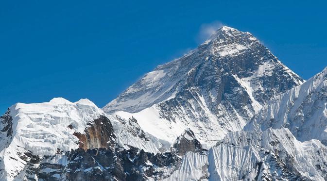 Puncak Gunung Everest yang membatasi antara Nepal dan Cina Tibet. (Via: dailymail.co.uk)