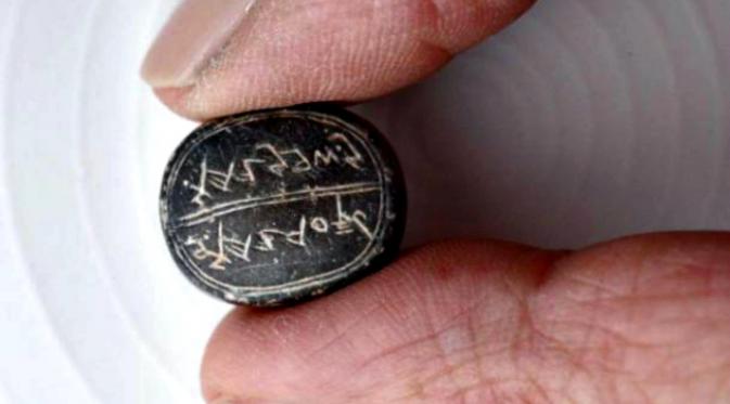 Sebuah cincin ditemukan di tempat penggalian benda purbakala di Yerusalem. Uniknya, cincin bersegel itu dimiliki seorang wanita. (Sumber Ancient Origins)