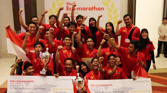 Mahasiswa UI saat menerima penghargaan  Shell Eco Marathon (SEM) 2016 (foto: Universitas Indonesia)